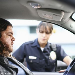 Jorge Garcia e, sullo sfondo, Michelle Rodriguez in una scena dell'episodio The Lie di Lost