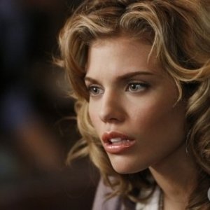 Un primo piano di AnnaLynne McCord nell'episodio Of Heartbreaks and Hotels di 90210