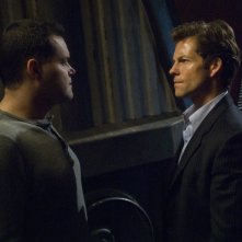 Aaron Douglas e Jamie Bamber in una scena di The Oath da Battlestar Galactica