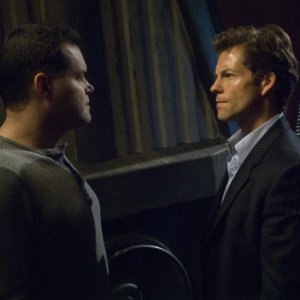 Aaron Douglas e Jamie Bamber in una scena di The Oath da Battlestar Galactica