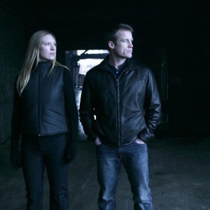 Anna Torv e Mark Valley in una scena dell'episodio The Transformation di Fringe