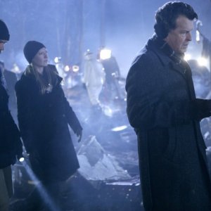 Anna Torv, Joshua Jackson e John Noble in una scena dell'episodio The Transformation di Fringe