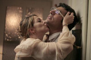 Claudia Gerini e Luca Argentero in una scena di Diverso da chi?