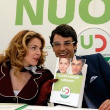 Claudia Gerini e Luca Argentero in una scena di Diverso da chi?, commedia diretta da Umberto Carteni