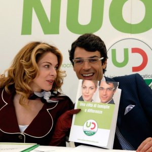 Claudia Gerini e Luca Argentero in una scena di Diverso da chi?, commedia diretta da Umberto Carteni