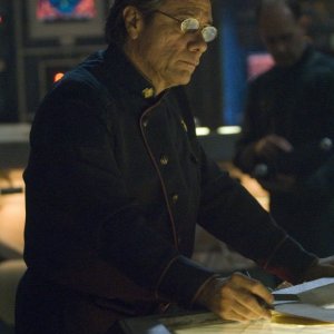 Edward James Olmos in una scena di The Oath da Battlestar Galactica