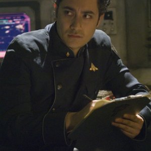 Alessandro Juliani in una scena di The Oath da Battlestar Galactica