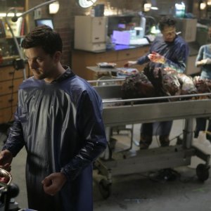 Joshua Jackson in laboratorio nell'episodio The Transformation di Fringe