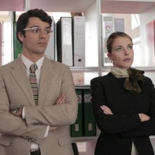 Luca Argentero e Claudia Gerini in una immagine della commedia Diverso da chi?