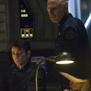 Michael Hogan e Brad Dryborough in una scena di The Oath da Battlestar Galactica