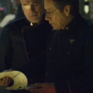 Michael Hogan e Edward James Olmos in una scena di The Oath da Battlestar Galactica