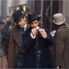 Robert Downey Jr. e Jude Law impegnati in una complessa indagine in Sherlock Holmes