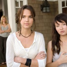 Arielle Kebbel e Emily Browning in una scena del film The Uninvited