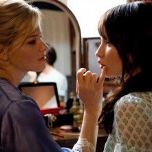 Elizabeth Banks ed Emily Browning in una scena del film The Uninvited