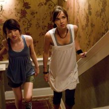 Emily Browning e Arielle Kebbel in un'immagine del film The Uninvited