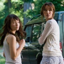 Emily Browning e Arielle Kebbel in una scena del film The Uninvited