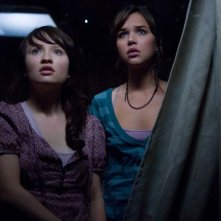 Emily Browning e Arielle Kebbel in una scena di The Uninvited