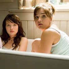 Emily Browning e Arielle Kebbel in una scensequenza del film The Uninvited