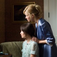 Emily Browning ed Elizabeth Banks in una scena del film The Uninvited