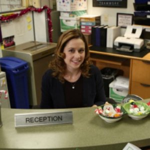 Jenna Fischer in una scena dell'episodio Moroccan Christmas di The Office