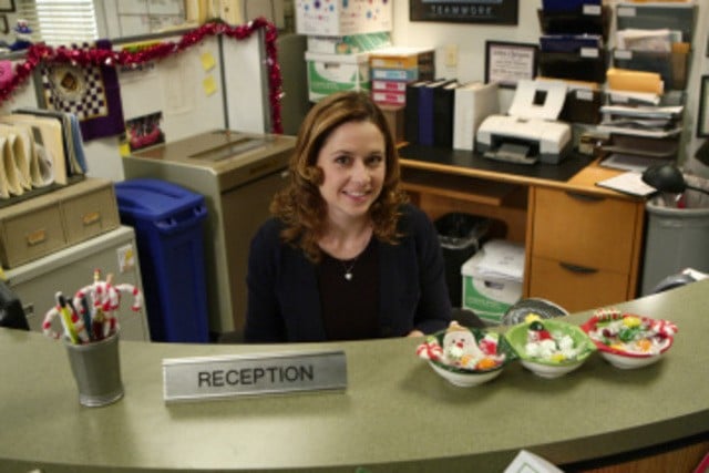 Jenna Fischer in una scena dell'episodio Moroccan Christmas di The Office