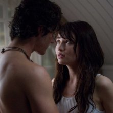 Jesse Moss e Emily Browning in una scena del film The Uninvited