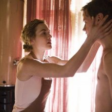 Kate Winslet e David Kross in una sequenza di The Reader