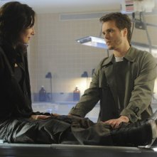 Lena Headey e Jonathan Jackson in una scena dell'episodio The Good Wound di The Sarah Connor Chronicles