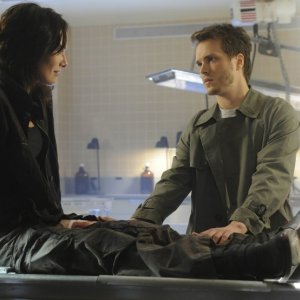 Lena Headey e Jonathan Jackson in una scena dell'episodio The Good Wound di The Sarah Connor Chronicles