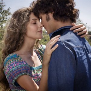 Maria P. Petruolo e Emanuele Bosi in una romantica immagine del film Questo piccolo grande amore