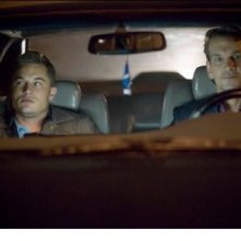 Patrick Swayze e Travis Fimmel in una scena del pilot di The Beast