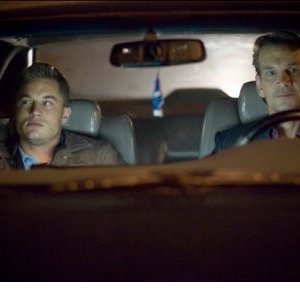 Patrick Swayze e Travis Fimmel in una scena del pilot di The Beast