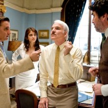 Andy Garcia, Aishwarya Rai, Steve Martin e Alfred Molina in una scena del film La pantera rosa 2
