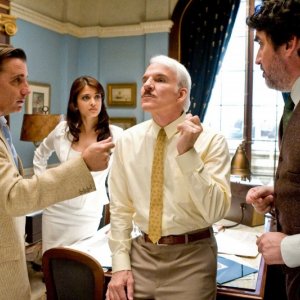 Andy Garcia, Aishwarya Rai, Steve Martin e Alfred Molina in una scena del film La pantera rosa 2