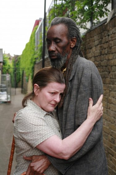 Brenda Blethyn e Sotigui Kouyate  in una scena del film London River
