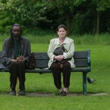 Brenda Blethyn e Sotigui Kouyate nel film London River