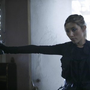 Dichen Lachman in un momento del pilot della nuova serie Dollhouse