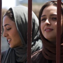 Golshifteh Farahani e Taraneh Alidousti in una scena di About Elly (Darbareye Elly) in concorso a Berlino 2009