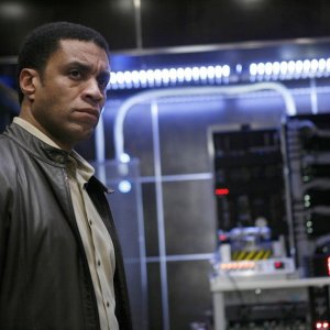 Harry J. Lennix in un momento del pilot della nuova serie Dollhouse
