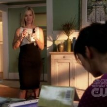Jennie Garth e Jessica Stroup (di spalle) in una scena dell'episodio By Accident di 90210