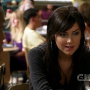 Jessica Stroup e Tristan Wilds (di spalle) in una scena dell'episodio By Accident di 90210
