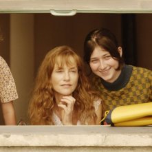 Kacey Mottet Klein, Isabelle Huppert e Madeleine Budd in un'immagine del film Home