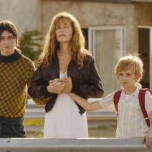 Madeleine Budd, Isabelle Huppert e Kacey Mottet Klein in un'immagine del film Home