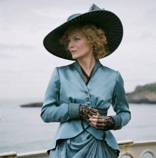 Michelle Pfeiffer in una scena del film Cheri, presentato in concorso alla 59esima edizione del Festival di Berlino