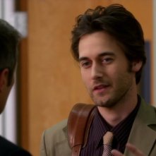 Ryan Eggold e Rob Estes (di spalle) in una scena dell'episodio By Accident di 90210
