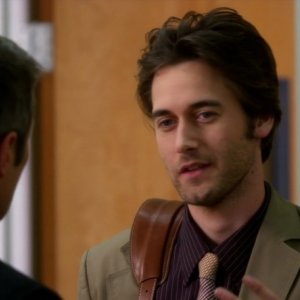 Ryan Eggold e Rob Estes (di spalle) in una scena dell'episodio By Accident di 90210