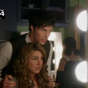 Shenae Grimes ed Adam Gregory in una scena dell'episodio By Accident di 90210