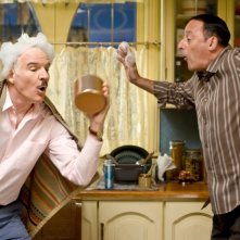 Steve Martin e Jean Reno in una scena del film La pantera rosa 2