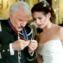 Steve Martin ed Emily Mortimer in un'immagine del film La pantera rosa 2