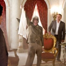 Steve Martin, Jean Reno ed Emily Mortimer in una scena del film La pantera rosa 2